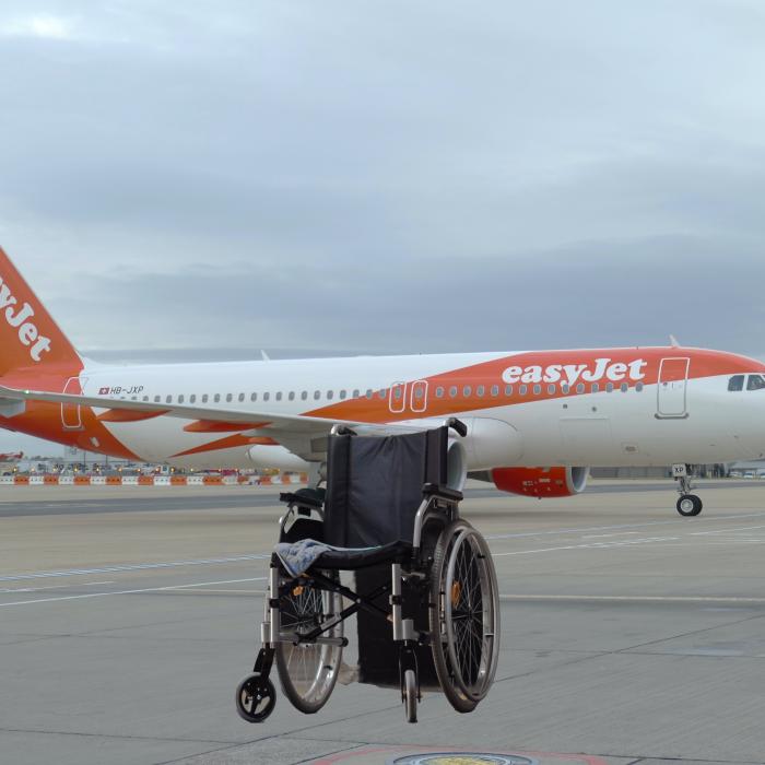 Un adolescent a rămas fără scaunul cu rotile în vacanță. Compania de zbor din Europa cu care călătorea l-a pierdut