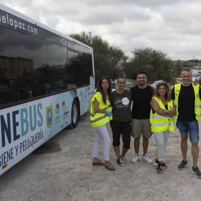Gest impresionant până la lacrimi din partea unor spanioli cu inima mare: oferă servicii de igienă săptămânale într-un cartier sărac de peste 80 de români