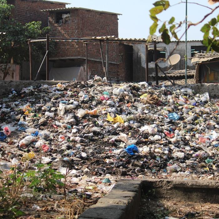 Roma se umple de munți de gunoaie și șobolani. Compania de salubrizare, acuzată că angajează numai șefi