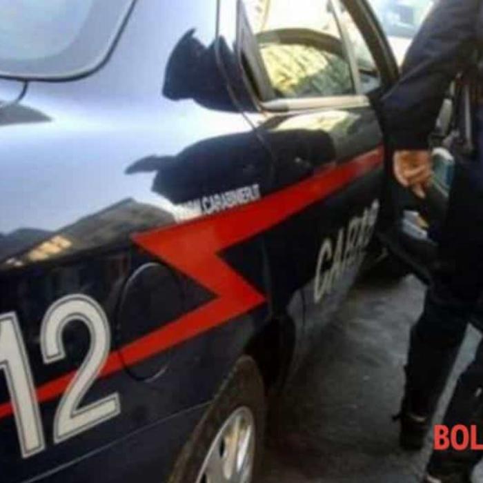 Italia. Româncă, bătută de soțul gelos, de față cu doi minori