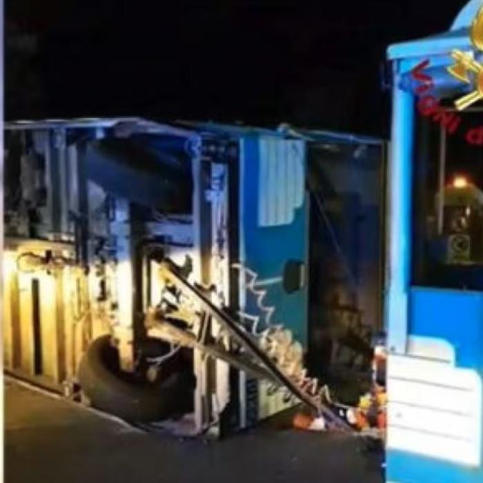 Panică într-un oraș din Italia. Vagonul unui tren turistic, cu numeroși copii la bord, s-a răsturnat. Zeci de răniți