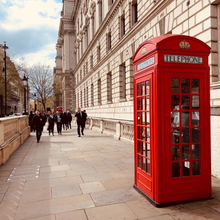Românii sunt păcăliți de firme fictive care le promit acces pe piața muncii în Marea Britanie. Ce trebuie să facă cei care plătesc mii de lire degeaba