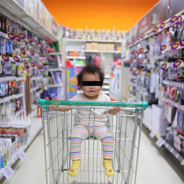 „Copilul meu nu este o jucărie": O mamă mustrează o străină pentru că i-a atins bebelușul în magazinul alimentar