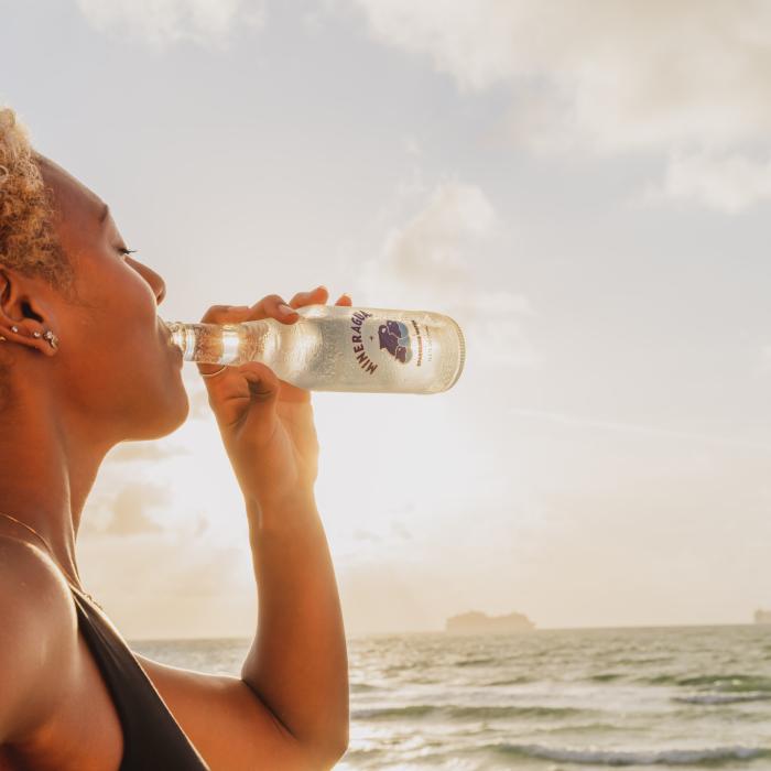 Sfatul specialiștilor: Ce trebuie să mâncăm și să bem pe timp de caniculă