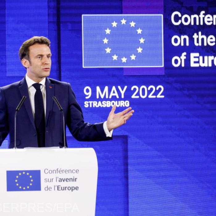 O cântăreaţă franceză a făcut aluzii pe scenă la linşarea lui Macron. Autoritățile au demarat o anchetă