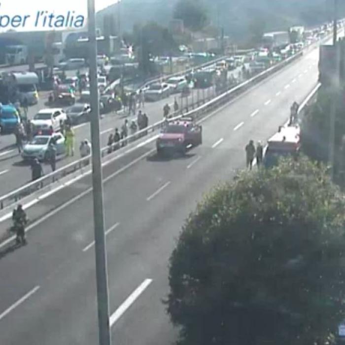 Italia. Un autocar cu turiști a luat foc într-un tunel pe autostradă. Mai multe persoane au ajuns la spital