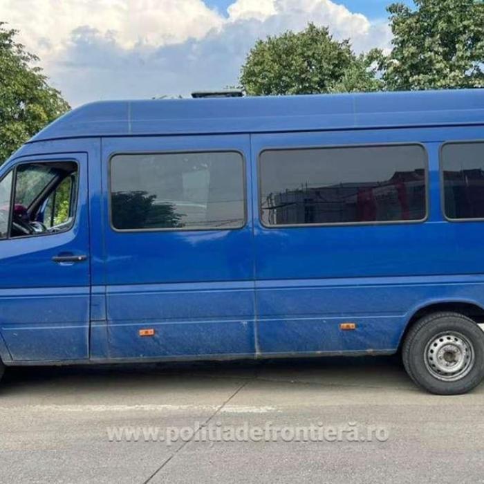 Microbuz, cu destinația Germania, confiscat la ieșirea din țară. Șoferul s-a ales pe loc cu dosar penal