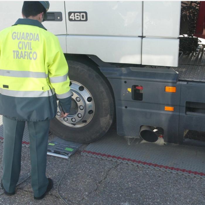 Spania. Șofer român de TIR, prins conducând drogat pe contrasens. Doi șoferi obligați s-o ia prin șanț au sunat la poliție