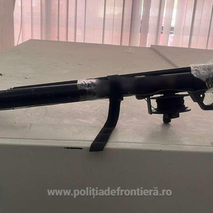 Un român, la volanul unui autoturism de lux, oprit la vamă. Șoferul s-a ales cu dosar pentru o arbaletă