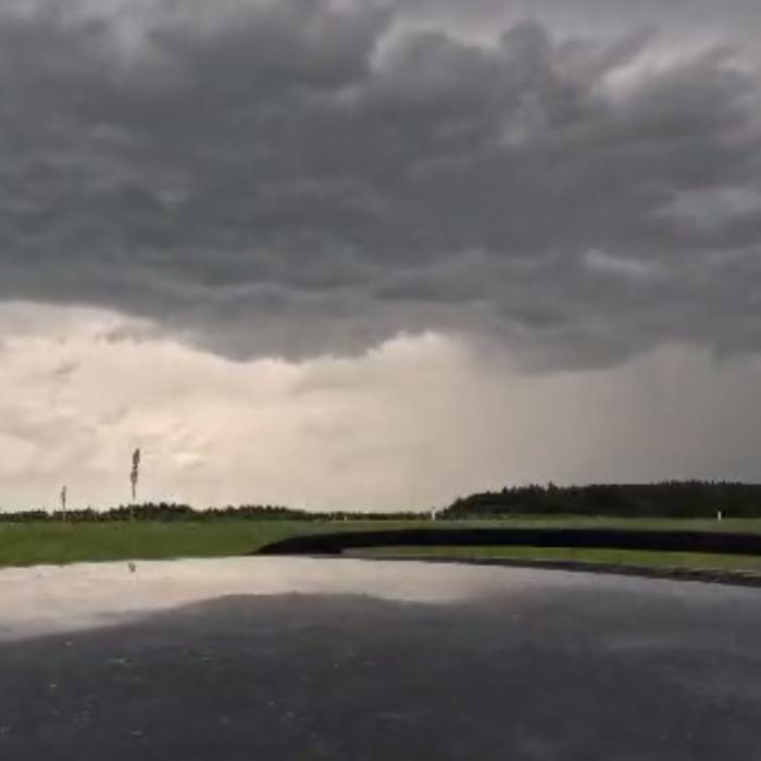 Scene apocaliptice în Austria și Elveția: Grindină de dimensiunea unei mingi de tenis și 100.000 de fulgere în doar două zile