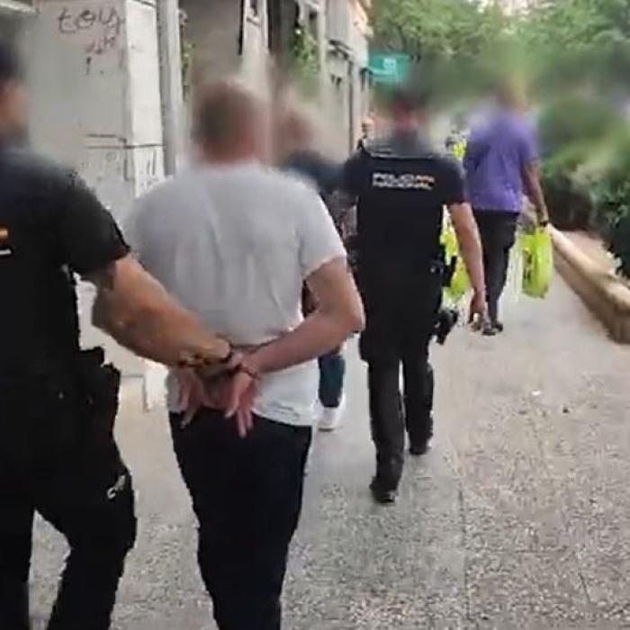Doi români au jefuit 12 magazine din Tenerife. Bărbații au fost arestați și trebuie să restituie o sumă consistentă