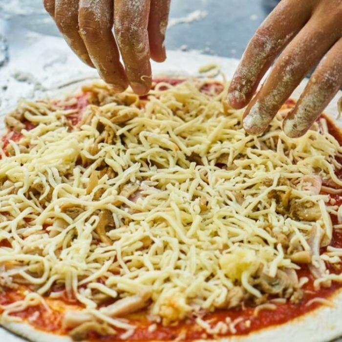 Îți place pizza Carbonara, dar nu ai timp să o prepari? Iată cea mai simplă rețetă