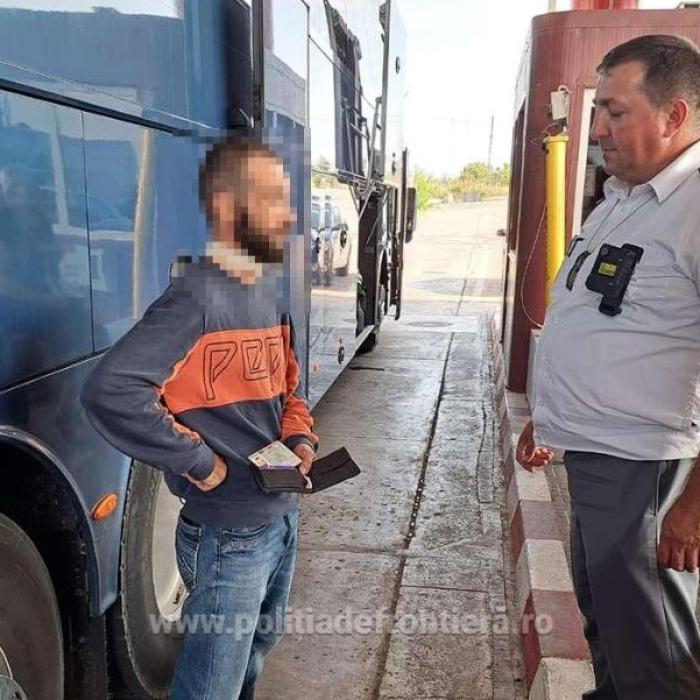 Pasagerul unui autocar cu destinația Cehia, prins cu buletin fals. Cât a plătit pentru actul contrafăcut?