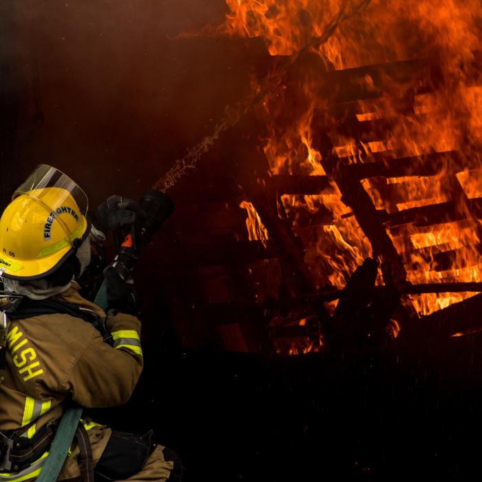 Eforturile de stingere a patru incendii majore în regiunea de coastă Attica, Grecia continuă. Localnicii acuză un român pentru unul dintre incendii