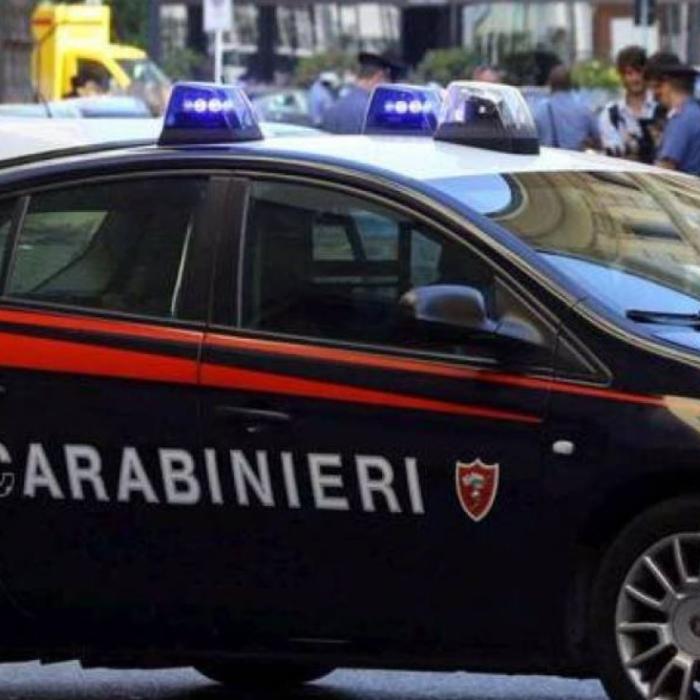 Italia. Un roman s-a dat în spectacol în fața trecătorilor: a aruncat în stradă mesele și scaunele unui bar