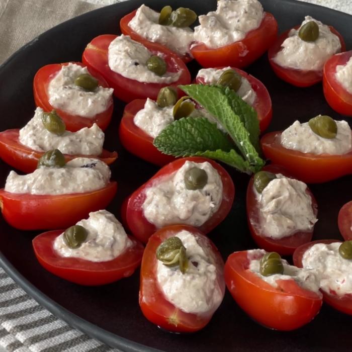 Roșii umplute cu ton, cel mai gustos preparat italienesc. E gata în zece minute!
