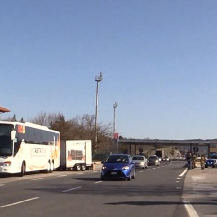 Autocar cu români din Spania, blocat în Italia: Polițiștii au pus mâna pe un român care era căutat de 16 ani