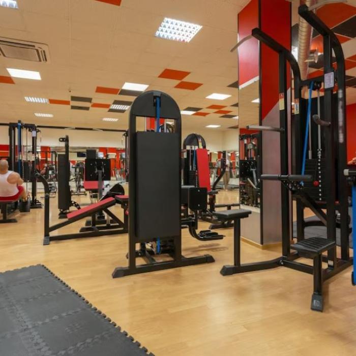 Doi români au mers la o sală de sport din Milano și au luat la puricat vestiarul: au furat un ceas Rolex și 200 de euro