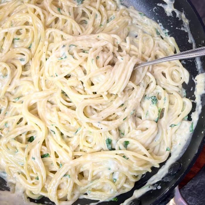 Spaghete cu sos de usturoi copt și bucățele de pui. Savurați fiecare mușcătură delicioasă!