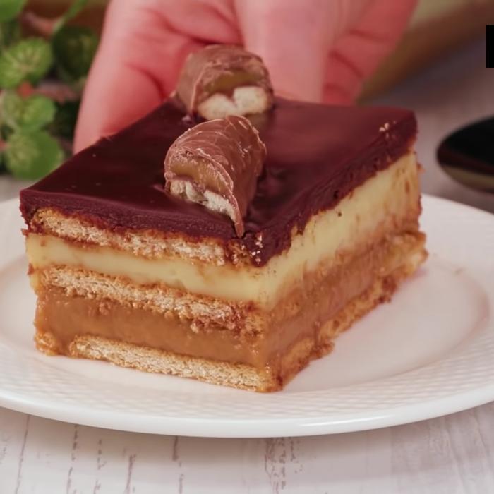 Prăjitură cu biscuiți și cremă de vanilie și ciocolată. Atât de gustoasă, încât nu va rezista pe masă mai mult de cinci minute