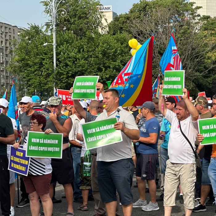 Angajaţii din construcţii, protest în faţa Guvernului: „Scăderea veniturilor îi va determina pe mulţi să plece din țară. Vrem să construim în România!“