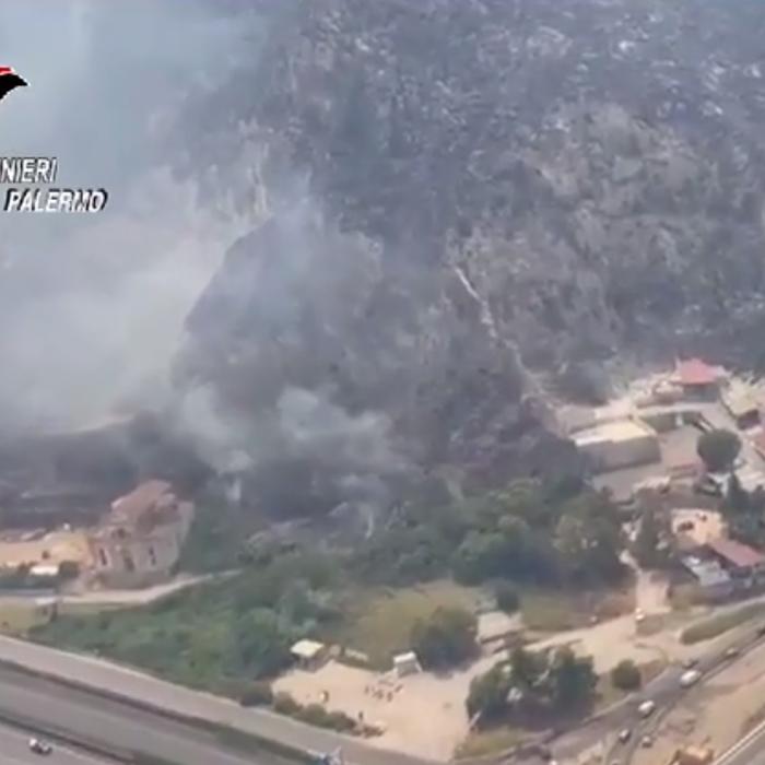 Milano - devastat de furtuni, incendii la Palermo, Sicilia arde: foc și în rezervația Pergusa, peste 2.000 de oameni evacuați