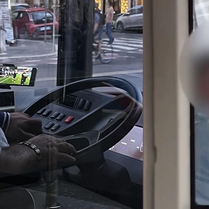 Panică într-un autobuz, la Roma: Șoferul abia-și putea ține capul drept, apoi a adormit la volan / VIDEO