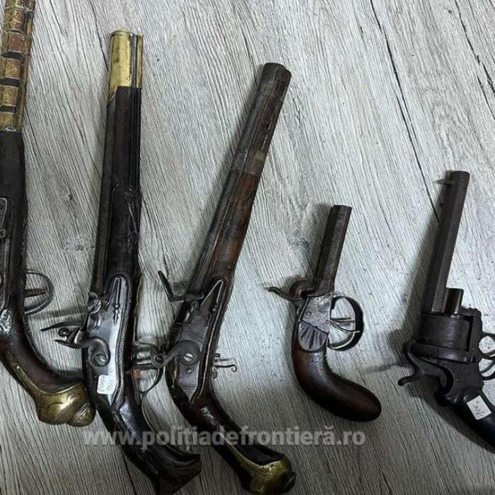 Un șofer de microbuz ascundea sub banchetă mai multe arme. Polițiștii de frontieră nu l-au lăsat să intre în țară
