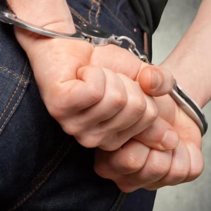 Italia. Un român a fost prins de poliție, după ce a furat o geantă cu 750 de euro. Când a fost întrebat de bani s-a făcut că plouă