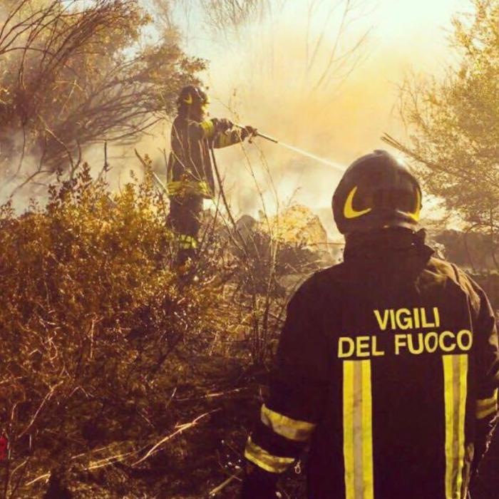 Incendiu pe litoralul italian: turiștii fug de pe plajă, iar vântul creează probleme majore