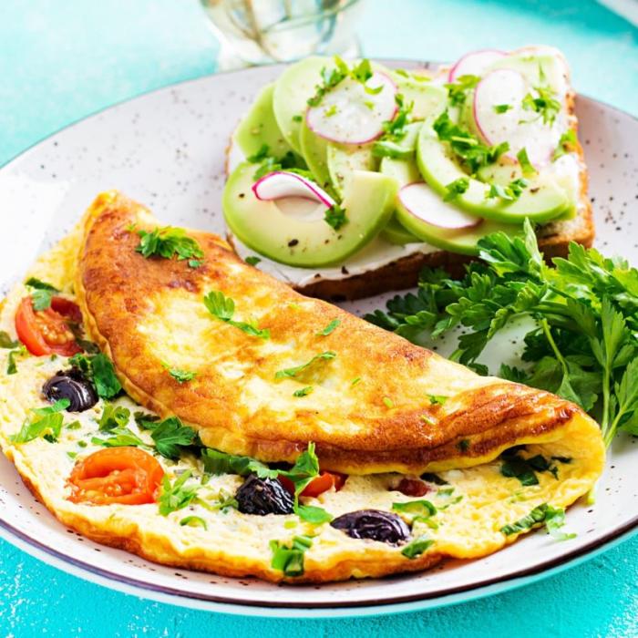 Omletă, preparată în stil californian cu sos de smântână. Rețeta este simplă