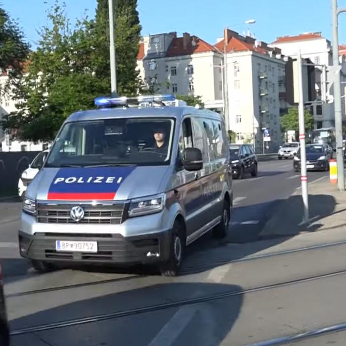 Austria. Un român beat a făcut dezastru când a vrut să își parcheze mașina. Când a văzut poliția, a luat-o la goană