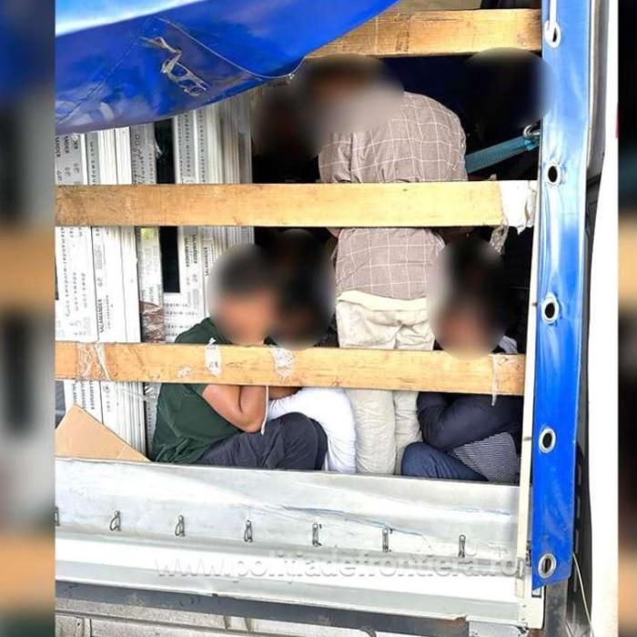 Cetățeni străini, ascunși într-un TIR printre profiluri de termopan, depistaţi în vama Cenad