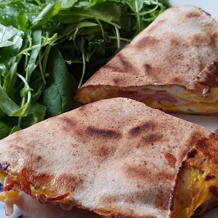 Micul dejun al campionilor: lipie cu omletă, carne, legume și sos de iaurt. Mai bun nici că se poate!