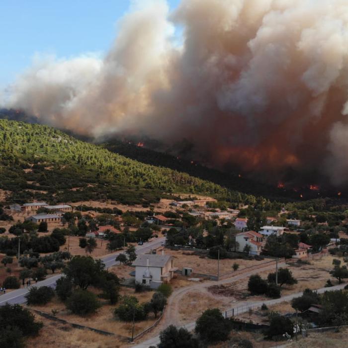 Un bărbat care a provocat intenționat trei incendii în Grecia a fost arestat preventiv