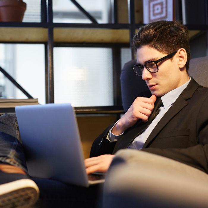 Un IT-ist se plânge de noile taxe: "Înainte îmi luam un apartament la fiecare 3 luni. Acum supraviețuiesc" 