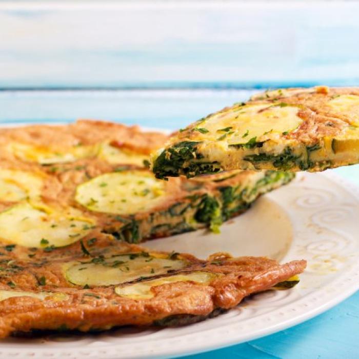Rețeta perfectă de vară: omletă cu dovlecei