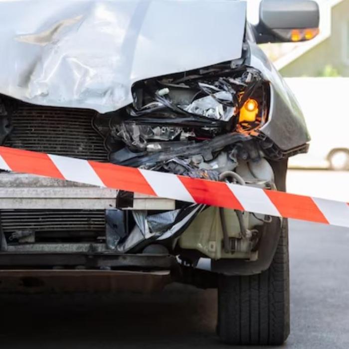 Un microbuz românesc și un camion s-au răsturnat pe autostradă în Germania. Mii de pungi cu dulciuri împrăștiate pe carosabil