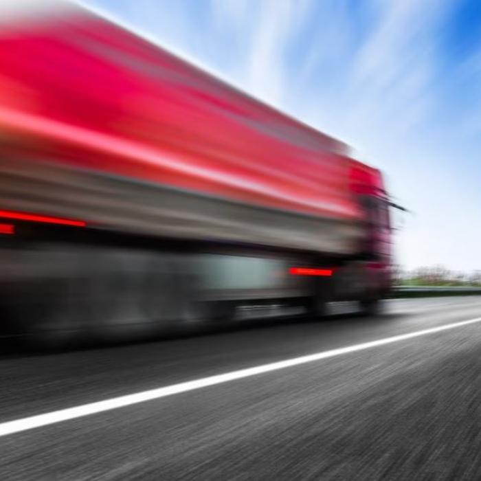 Trei români, în colaborare cu șoferul, au jefuit un camion plin cu marfă. Modul de operare, desprins din filmele de acțiune