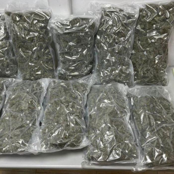 Jumătate de kilogram de droguri, o mie de euro confiscați și trei români arestați în operațiunea antidrog din Roma