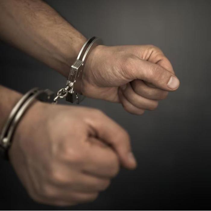 Un român a răpit copilul fostei concubine și a fugit cu mașina femeii. Bărbatul a fost arestat preventiv