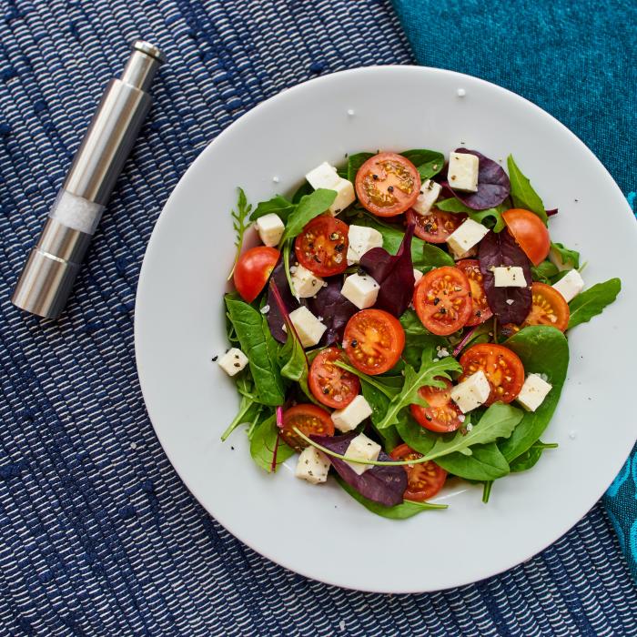 Salată de vară cu brânză Feta și legume proaspete. Dressingul este vedeta rețetei