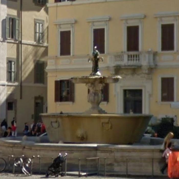 Un turist, amendat cu 450 de euro după ce s-a scăldat în fântâna din Piazza Farnese din Roma