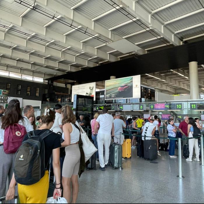 Aeroportul din Catania a fost redeschis. O erupție vulcanică a forțat închiderea sa încă de duminică 