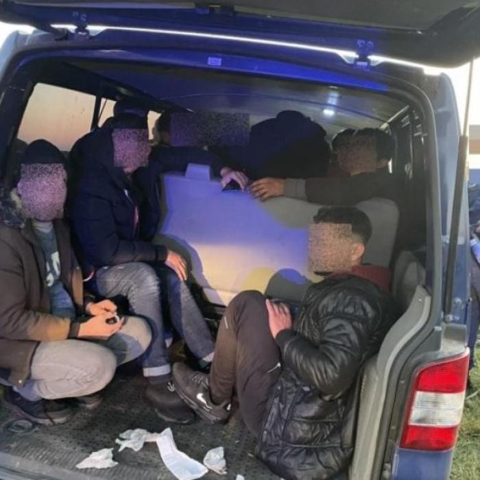 Cascadorie ca-n filme pe autostradă în Ungaria. Un șofer român, urmărit de polițiști, a sărit din mașina aflată în mers