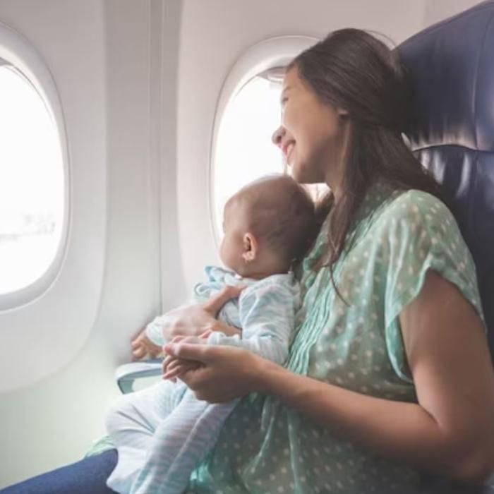 Val de reacții după ce o companie aeriană i-a interzis unei mame să alăpteze în timpul zborului: „Absolut îngrozitor” 