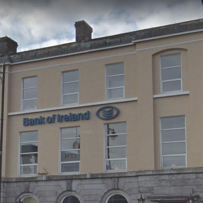 Bancomatele din Irlanda, luate cu asalt de clienți: cozi lungi și nervi întinși la maxim. Au intervenit polițiștii