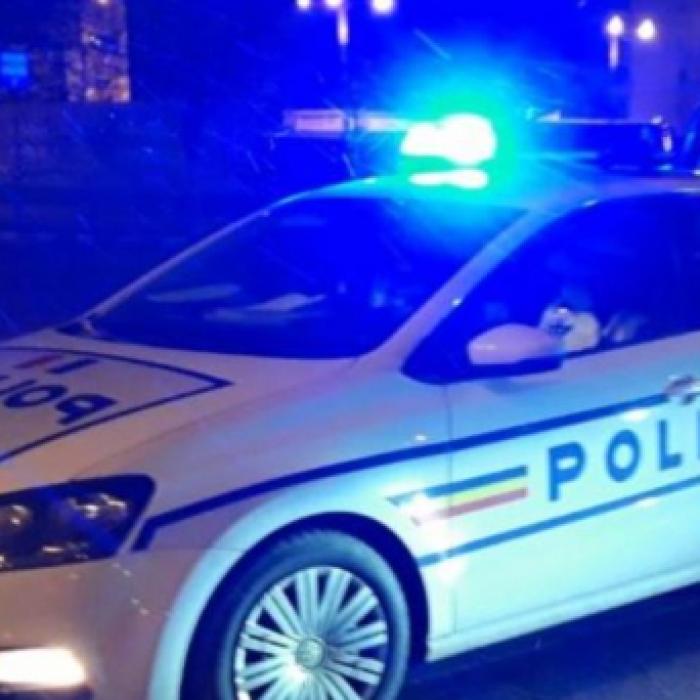 Doi polițiști din Arad, bătuți de indivizii pe care au dat muzica prea tare. Și-au tăiat cătușele cu flexul 