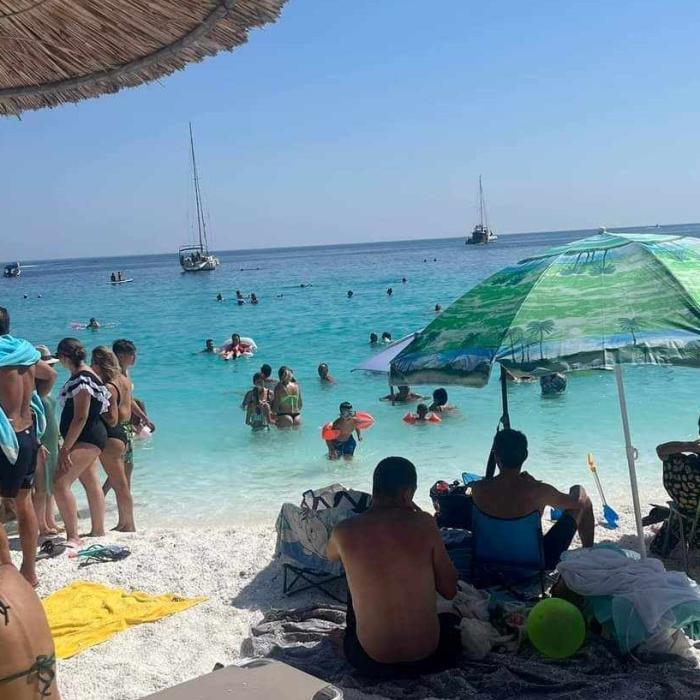 O româncă s-a supărat foc pe "prosoparii" de pe o plajă din Thassos: "Am dat 15 euro pe șezlong. Ar trebui să fie o diferență" - FOTO
