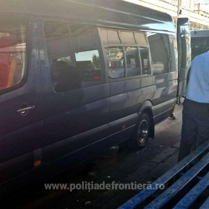 Un microbuz și o autoutilitară, oprite la intrare în țară. Zeci de persoane se ascundeau în compartimentul de marfă